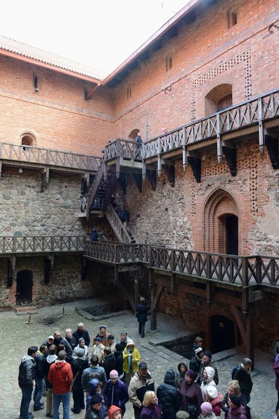 Turistas en el castillo de Trakai — Foto de Stock