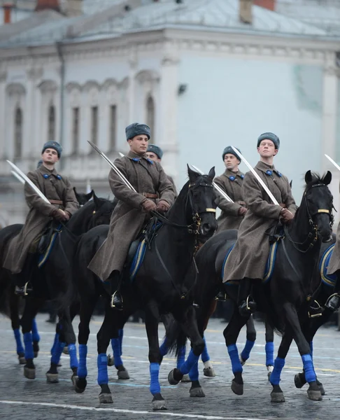 Russische Soldaten - Kavallerie in Form des großen patriotischen Krieges bei der Parade auf dem Roten Platz in Moskau. — Stockfoto
