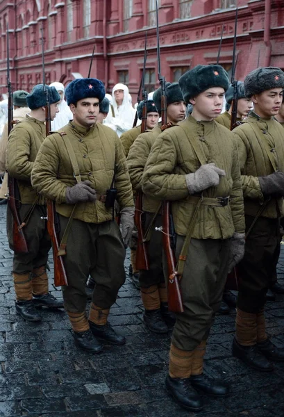 Orosz katonák a Nagy Honvédő Háború: a felvonulás a Vörös téren Moszkvában formájában. — Stock Fotó