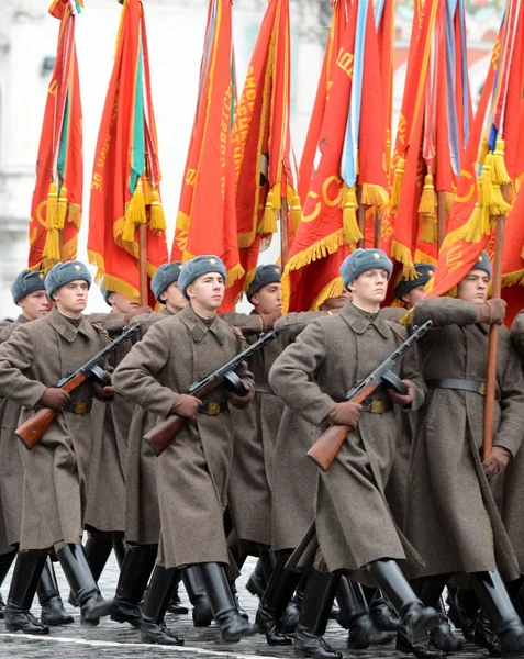 Soldati russi nella forma della Grande guerra Patriottica alla parata su Piazza Rossa in Mosca . — Foto Stock
