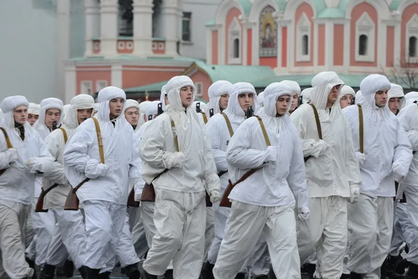 Russische soldaten in de vorm van de grote patriottische oorlog op de parade op het Rode plein in Moskou. — Stockfoto