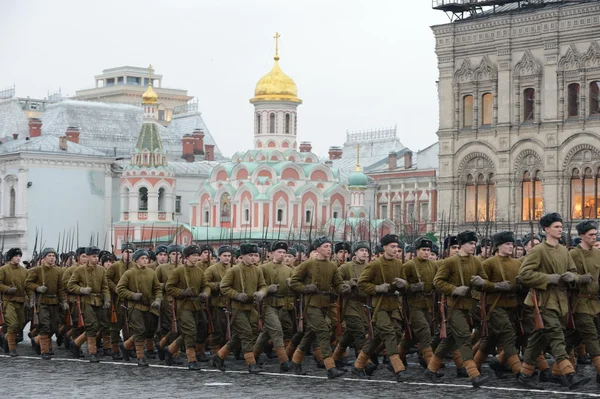 Russische soldaten in de vorm van de grote patriottische oorlog op de parade op het Rode plein in Moskou. — Stockfoto
