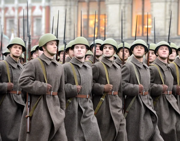 Russian soldiers in the form of the Great Patriotic War at the parade on Red Square in Moscow. — Stock Photo, Image