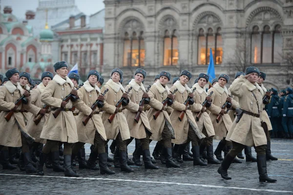 Russian soldiers in the form of the Great Patriotic War at the parade on Red Square in Moscow. — Stock Photo, Image