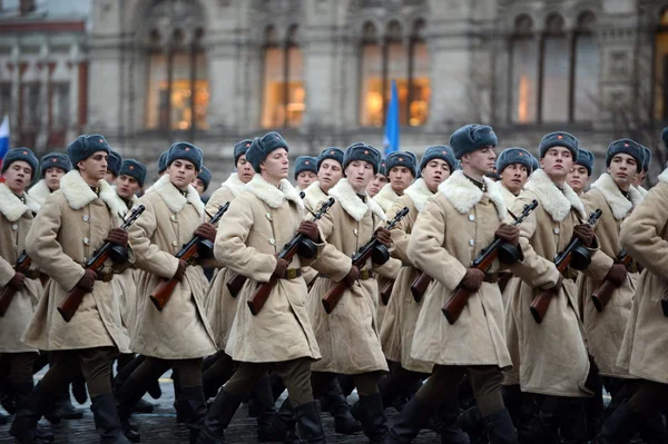 Russian soldiers in the form of the Great Patriotic War at the parade on Red Square in Moscow. — Stock Photo, Image