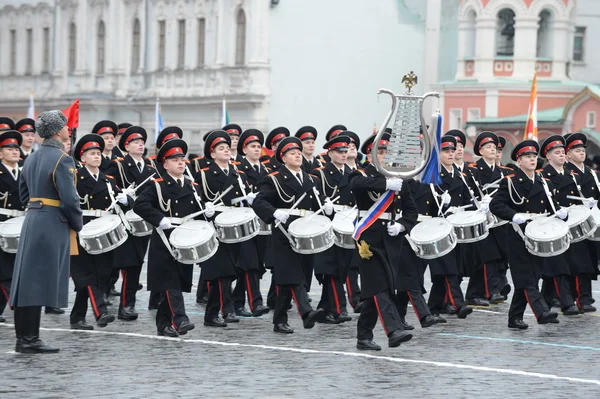 Los cadetes de la Escuela de Música Militar de Moscú en el desfile en la Plaza Roja de Moscú . — Foto de Stock
