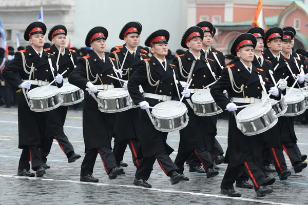 Les cadets du Collège militaire de musique de Moscou à la parade sur la Place Rouge à Moscou . — Photo