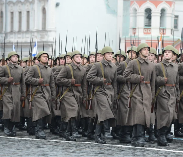 Russian soldiers in the form of the Great Patriotic War at the parade on Red Square in Moscow. — Stock Photo, Image