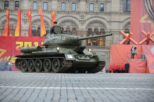 T-34-tank op parade-wederopbouw op het Rode plein in Moskou. — Stockfoto