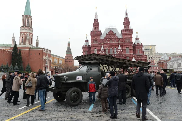 Système réactif de feu de volée à la base de la voiture Studebaker à la parade sur la Place Rouge à Moscou . — Photo