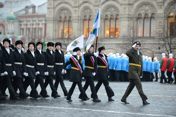 Para kadet dari pasukan kadet Moskow pada parade yang didedikasikan untuk 7 November 1941 di Lapangan Merah di Moskow . — Stok Foto