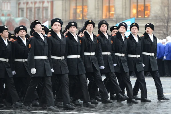 Les cadets du corps des cadets de Moscou lors d'un défilé dédié au 7 novembre 1941 sur la Place Rouge à Moscou . — Photo