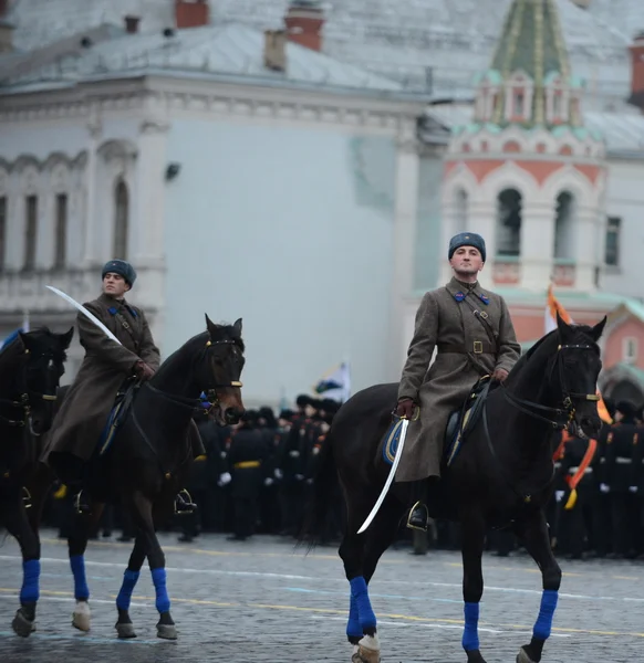 Российские солдаты в форме Великой Отечественной войны на параде на Красной площади в Москве . — стоковое фото