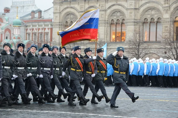 Cadetes da Academia de Polícia de Moscou em um desfile dedicado a 7 de novembro de 1941 na Praça Vermelha em Moscou . — Fotografia de Stock