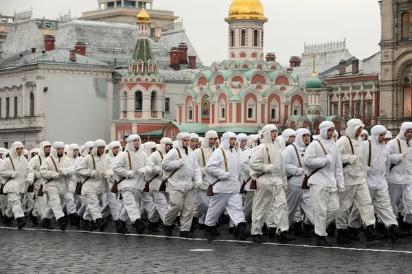 Orosz katonák a Nagy Honvédő Háború: a felvonulás a Vörös téren Moszkvában formájában. — Stock Fotó
