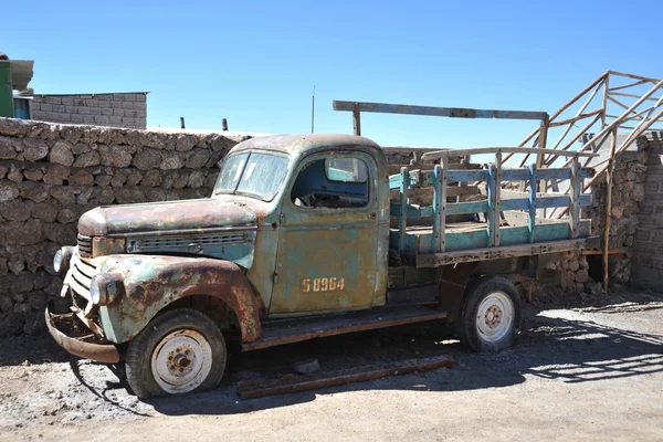 Old car in the village of solidarities on lake Uyuni — Stock fotografie