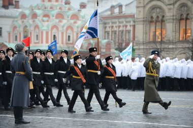 Askeri lise öğrencileri Moskova cadet Kolordu Moskova Kızıl Meydan üzerinde 7 Kasım 1941 için adanmış bir resmi geçit.