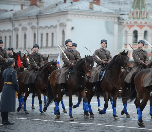 Russische Soldaten - Kavallerie in Form des großen patriotischen Krieges bei der Parade auf dem Roten Platz in Moskau. — Stockfoto