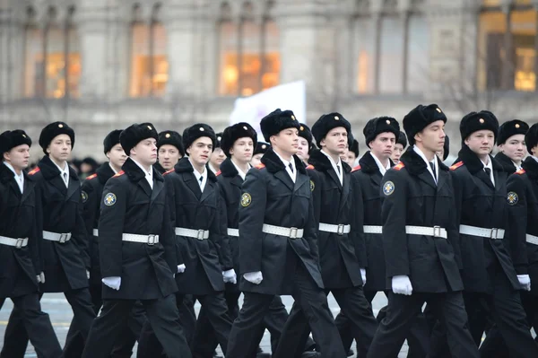 Die Kadetten des Moskauer Kadettenkorps bei einer Parade am 7. November 1941 auf dem Roten Platz in Moskau. — Stockfoto