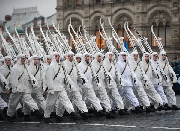 Russische soldaten in de vorm van de grote patriottische oorlog op de parade op het Rode plein in Moskou. — Stockfoto