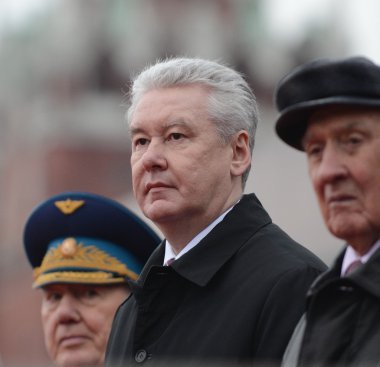 Moskova Sergey Sobyanin Belediye Başkanı Kızıl Meydan üzerinde geçit töreninde.