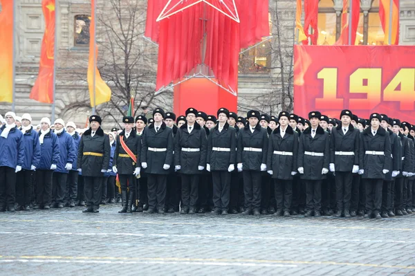 Die Kadetten des Moskauer Kadettenkorps bei einer Parade am 7. November 1941 auf dem Roten Platz in Moskau. — Stockfoto