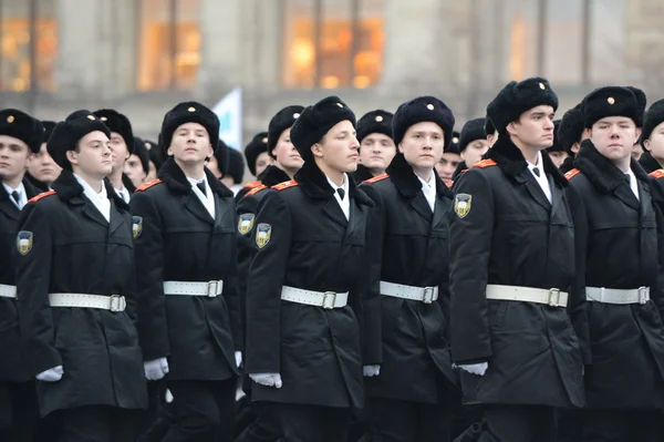 Les cadets du corps des cadets de Moscou lors d'un défilé dédié au 7 novembre 1941 sur la Place Rouge à Moscou . — Photo