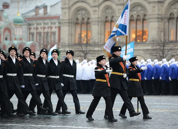 Cadetsna av Moskva cadet kåren på en parad tillägnad den 7 November 1941 på Röda torget i Moskva. — Stockfoto