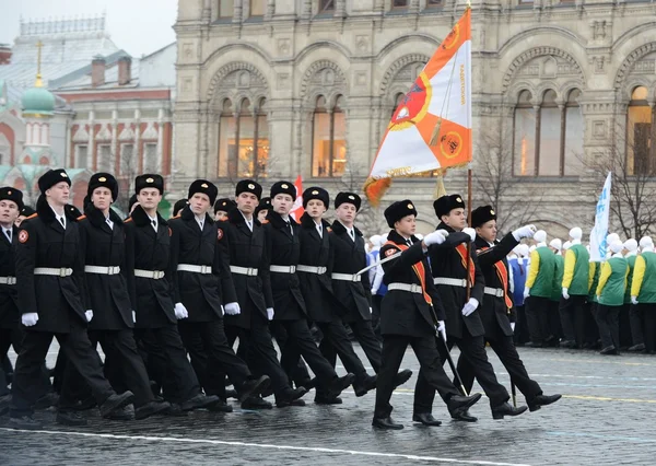 Para kadet dari pasukan kadet Moskow pada parade yang didedikasikan untuk 7 November 1941 di Lapangan Merah di Moskow . — Stok Foto