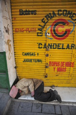 La Paz sokaklarında evsiz