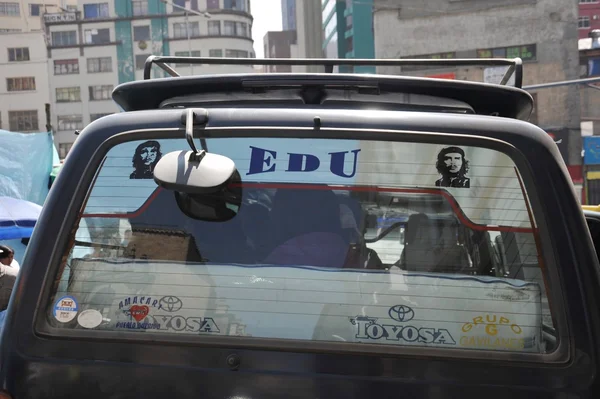 Stickers with Che Guevara by car in La Paz. — Stock Photo, Image