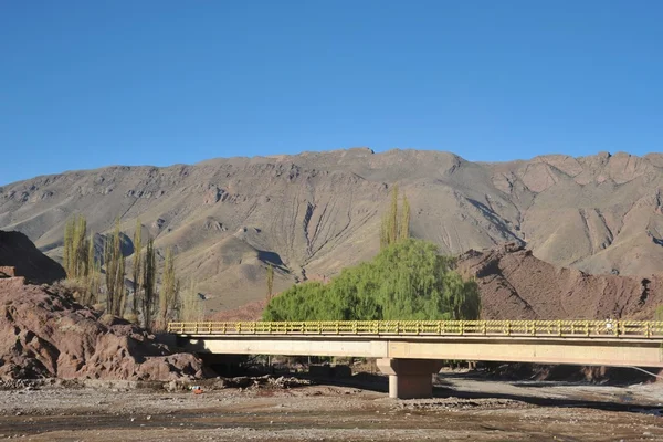 Die Brücke über den Gebirgsfluss im Altiplano — Stockfoto