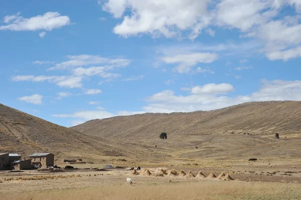 Pueblos bolivianos de montaña en el Altiplano — Foto de Stock