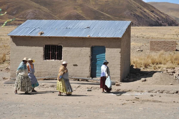 Residents of the Bolivian mountain villages in the Altiplano. — Stock Photo, Image