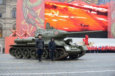 Geçit töreni-imar Moskova Kızıl Meydan üzerinde T-34 tank.