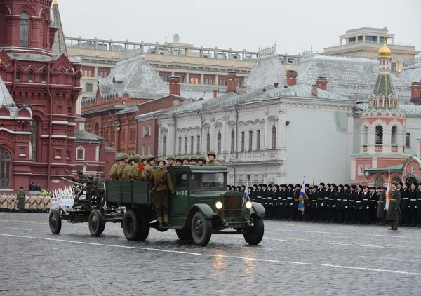 Hardware militar histórico sobre la reconstrucción de desfiles en la Plaza Roja de Moscú . — Foto de Stock