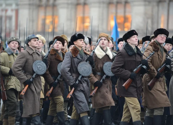 Soldati russi su piazza rossa in onore della parata del 7 novembre 1941 . — Foto Stock