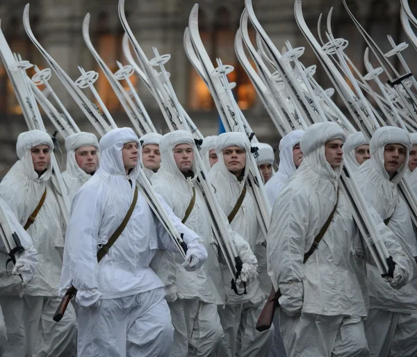 Russische soldaten in de vorm van de grote patriottische oorlog op de parade op het Rode plein in Moskou. — Stockfoto