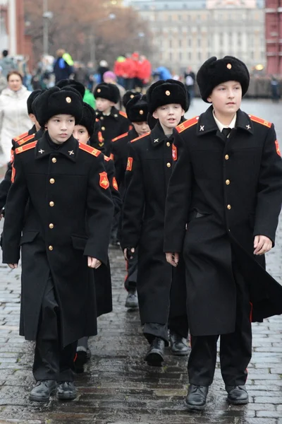 Kızıl Meydan Moskova'da geçit Moskova Suvorov askeri okulda öğrenciler. — Stok fotoğraf
