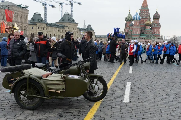 Matériel militaire historique sur la parade-reconstruction sur la Place Rouge à Moscou . — Photo
