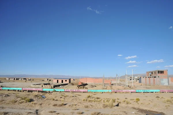 Le pipeline est dans l'immensité de l'Altiplano . — Photo