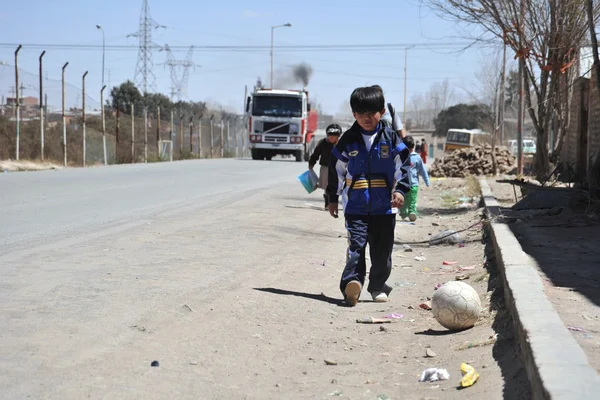 Unidentified children on the streets of Oruro. — Stock Photo, Image