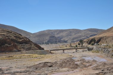 Köprünün diğer tarafında Altiplano dağ Nehri