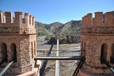 Köprünün diğer tarafında Altiplano dağ Nehri