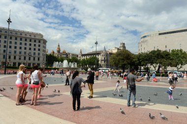 Barcelona. Turistler bir şehir sokak üzerinde