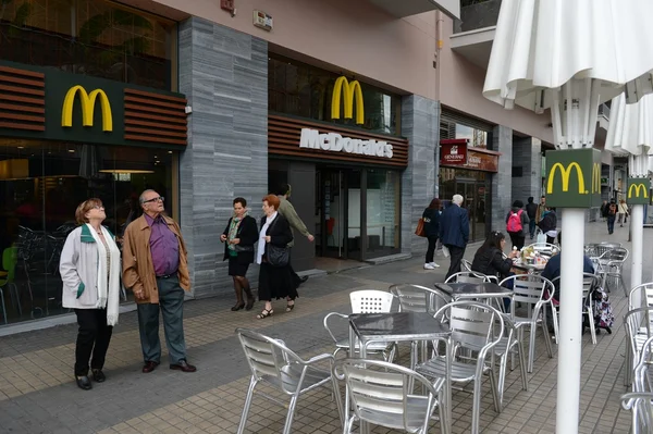 Barcelona. Turistas en una calle de la ciudad —  Fotos de Stock