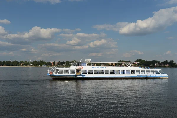 Yaroslavl. Navio navegando ao longo do Volga — Fotografia de Stock