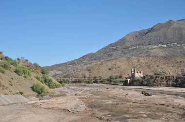Köprünün diğer tarafında Altiplano dağ Nehri