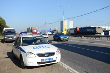 Karayolu üzerinde araba trafiği 