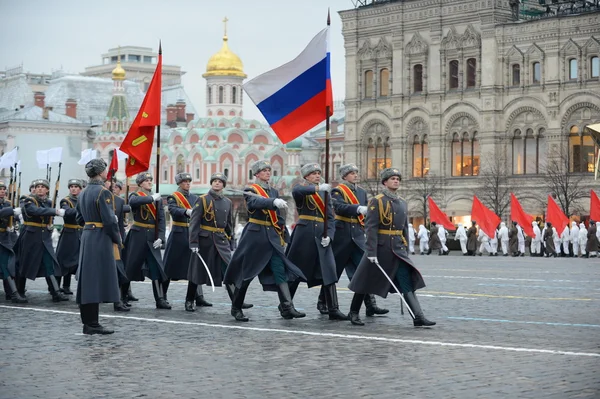 Soldados da guarda de honra no desfile em 7 de novembro na Praça Vermelha em Moscou . — Fotografia de Stock